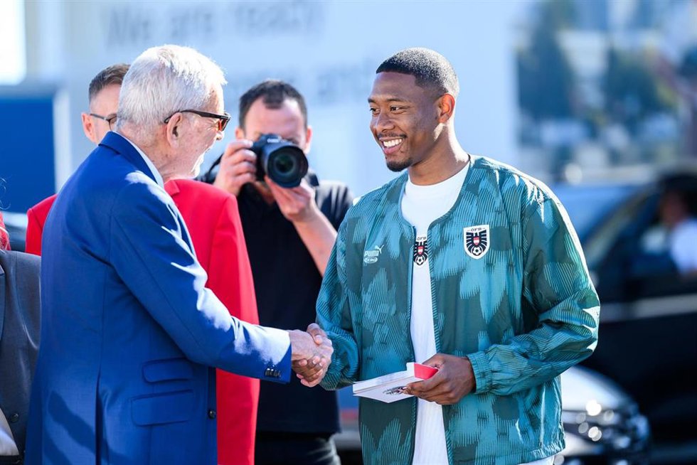El presidente de Austria, Alexander van der Bellen, saluda al internacional David Alaba 