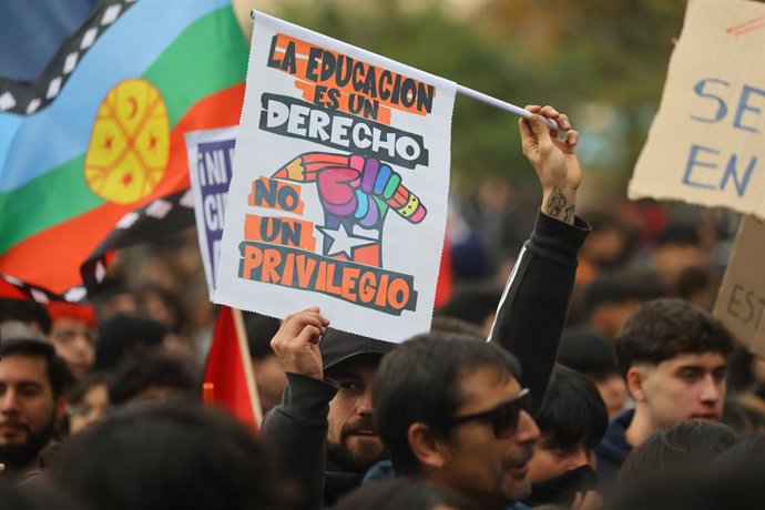 Santiago, 3 de junio de 2026. La Confederacion de Estudiantes de Chile convoca a jornada de paro nacional, con una marcha desde Plaza Baquedano. Jonnathan Oyarzun/Aton Chile