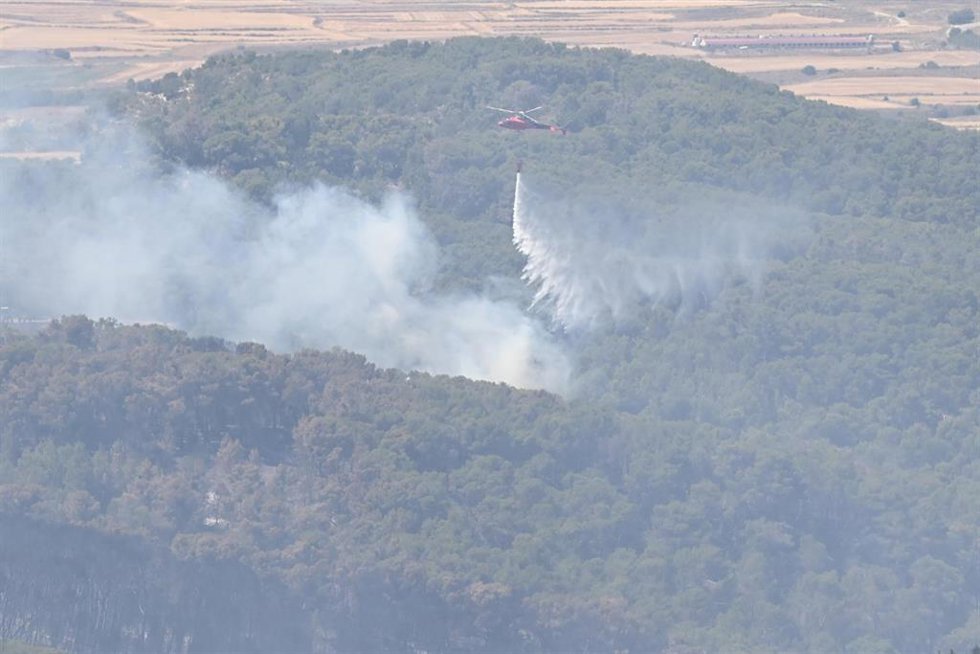 Un helicóptero trabaja para extinguir el incendio de Leciñena.
