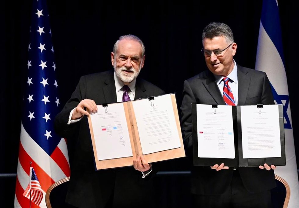 El embajador de EEUU en Israel, Mike Huckabee, y el ministro de Exteriores israelí, Gideon Saar