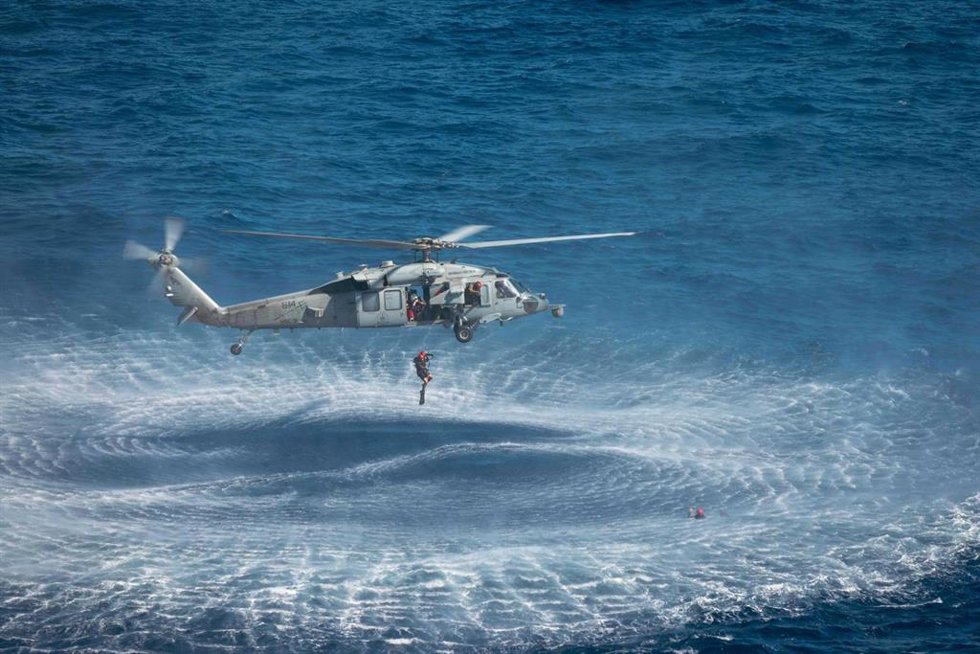 Archivo - Un helicóptero MH-60S Sea Hawk del Ejército de Estados Unidos como el accidentado en el mar Arábigo realiza un ejercicio de búsqueda y rescate