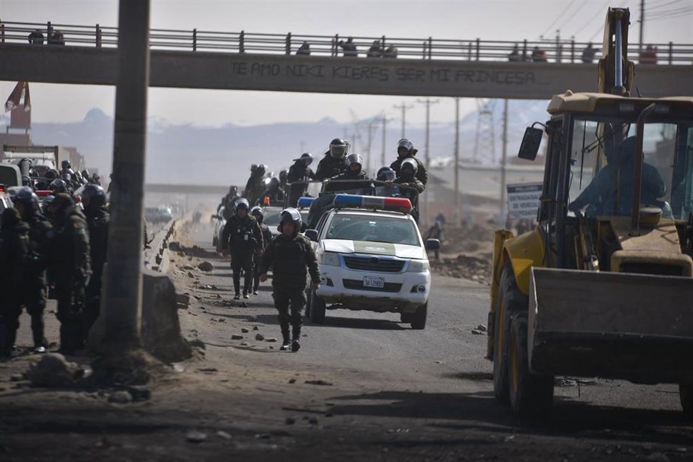 Archivo - Personal policial y militar desplegado en la ciudad de El Alto (Bolivia) tras la declaración del estado de excepción por 90 días por parte del presidente Rodrigo Paz para restablecer el orden tras más de 50 días de bloqueos y protestas