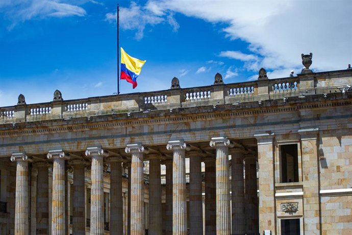Archivo - Bandera de Colombia a media asta en Bogotá. Imagen de archivo