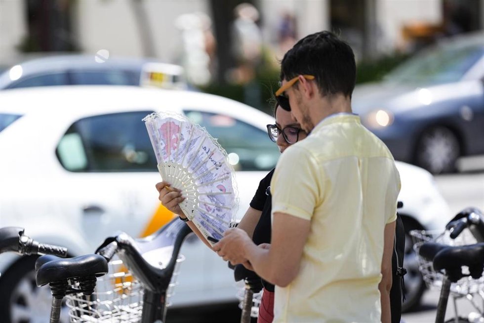 Archivo - Una pareja se abanica en mitad de la calle