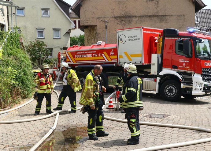 Archivo - Bomberos alemanes desplegados para sofocar un incendio