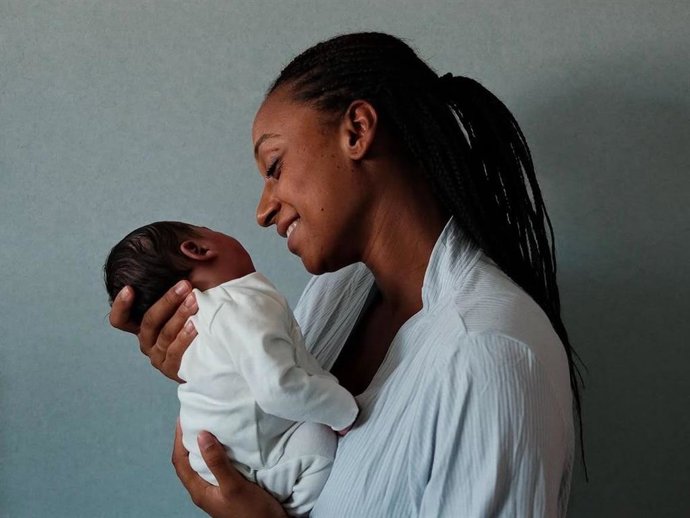 Ana Peleteiro con su hijo recién nacido, León
