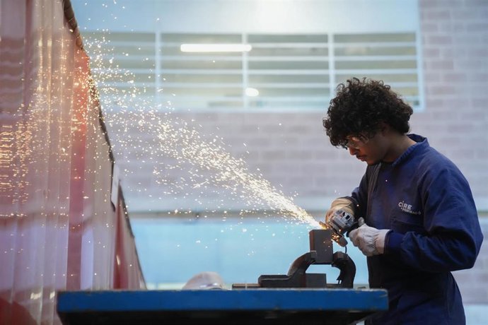 Archivo - Taller de orientación e instrucción laboral con certificación en Profesionalidad de Soldadura, de la Fundación Quiero Trabajo, de Barcelona, Catalunya (España).