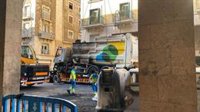Un camión de Emaya se incendia en Jaume III con varios contenedores afectados