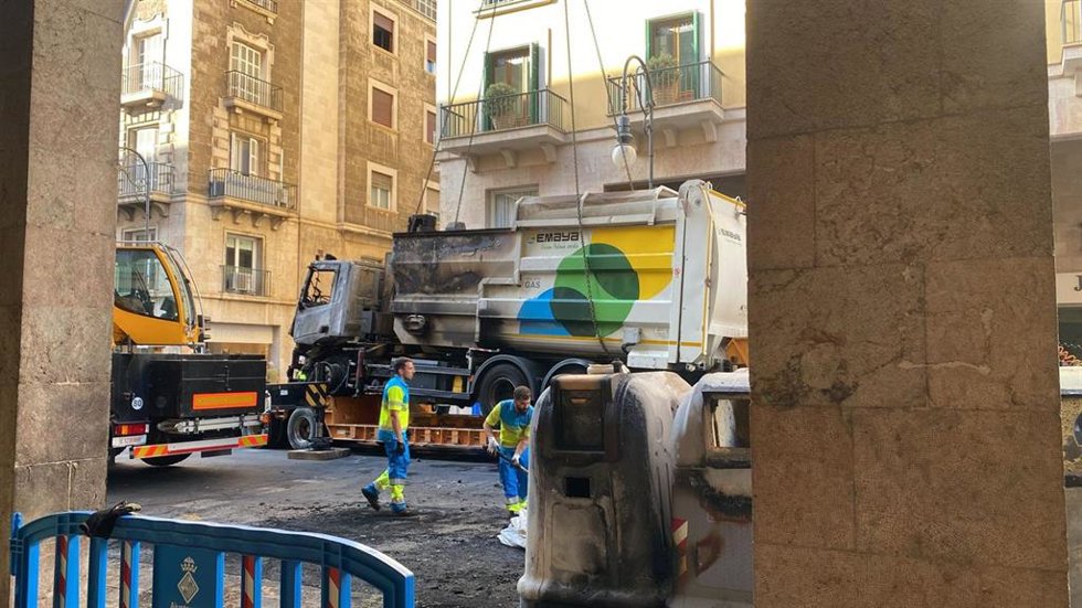 Un camión de Emaya se incendia en Jaume III con varios contenedores afectados.