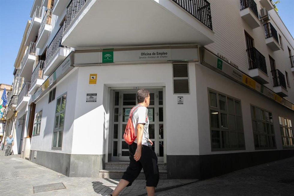 Archivo - Imagen de archivo de la oficina de empleo del Servicio Andaluz de Empleo de la Junta de Andalucía en la calle Alfonso XII de Sevilla.