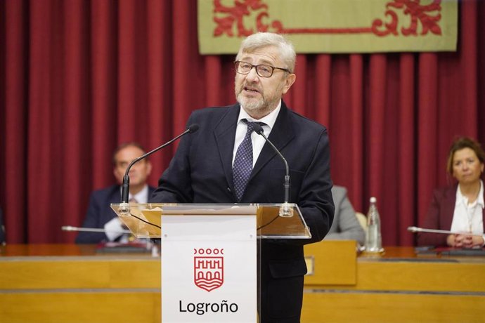 Archivo - El ex alcalde de Logroño, Julio Revuelta, interviene tras la concesión de la medalla de Oro, en el salón de plenos del Ayuntamiento de Logroño, a 20 de diciembre de 2024, en Logroño, La Rioja (España). 