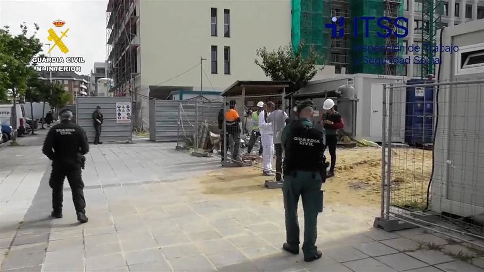 La Guardia Civil detiene a tres personas e investiga a una cuerta por explotación laboral de más de 40 obreros extranjeros en obras de Cantabria, Asturias y País Vasco