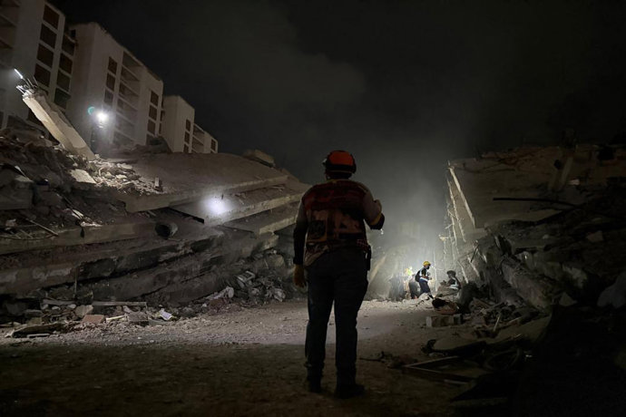 30 June 2026, Venezuela, La Guaira: An undated image supplied Constanza Plaza obtained on  July 1st, 2026, shows relief efforts on the ground that has been levelled by deadly earthquakes in La Guaira, Venezuela. Photo: Constanza Plaza/Constanza Plaza/dpa