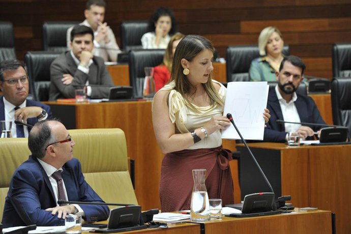 La consejera de Educación y Formación Profesional, Sandra Valencia, en el pleno de la Asamblea de Extremadura