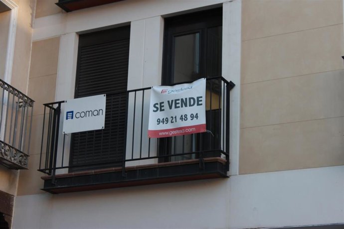 Archivo - Cartel de 'se vende'.