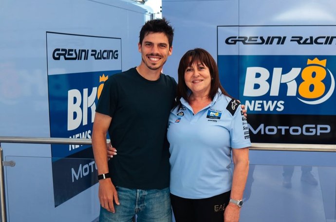 El piloto español Joan Mir junto a Nadia Padovani, directora del equipo Gresini Racing de MotoGP