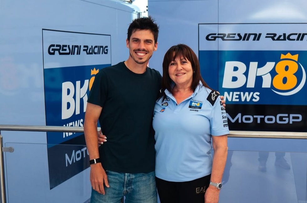 El piloto español Joan Mir junto a Nadia Padovani, directora del equipo Gresini Racing de MotoGP