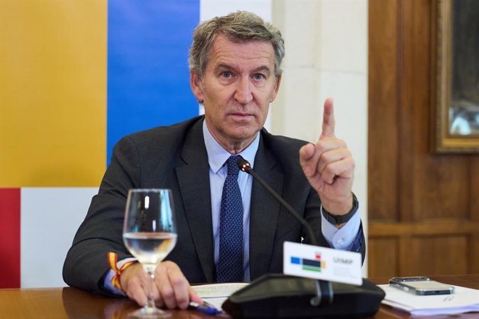 O presidente do PP, Alberto Núñez Feijóo, participa do encontro “Da autonomia estratégica aberta à independência da União Europeia”, no âmbito dos cursos da UIMP, no Palácio da Magdalena, em 2 de julho de 2026, em Santander, C