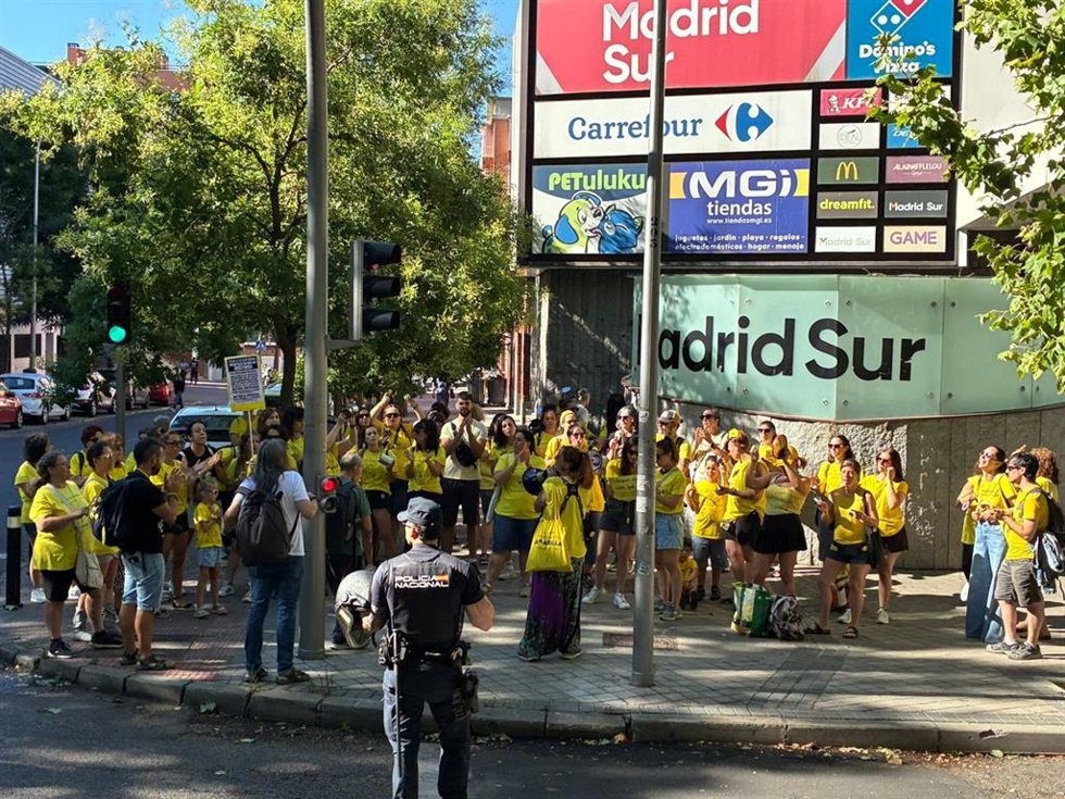 Imagen de una protesta de la Plataforma Laboral de Escuelas Infantiles (PLEI) coincidiendo con la votación con la ley que reconoce al concebido no nacido como un miembro más de la unidad familiar.