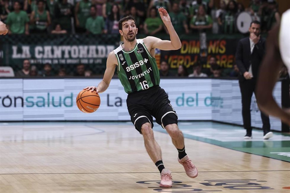 Archivo - El jugador Guillem Vives en un partido con el Asisa Joventut