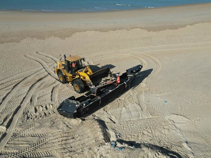 Retirada de una narcolancha varada en la Punta del Boquerón en San Fernando (Cádiz).