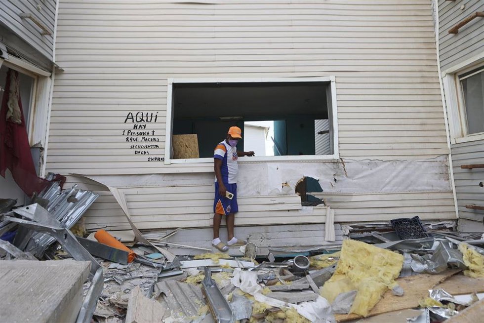 LA GUAIRA, June 29, 2026 -- A man inspects a damaged building after earthquakes in Playa Grande, La Guaira state, Venezuela, June 28, 2026. Venezuelan National Assembly President Jorge Rodriguez said Sunday that the death toll from two powerful earthquak