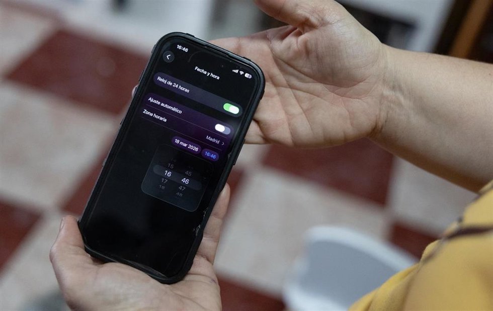 Archivo - Cambio de hora en un teléfono móvil, a 18 de marzo de 2026, en Madrid.