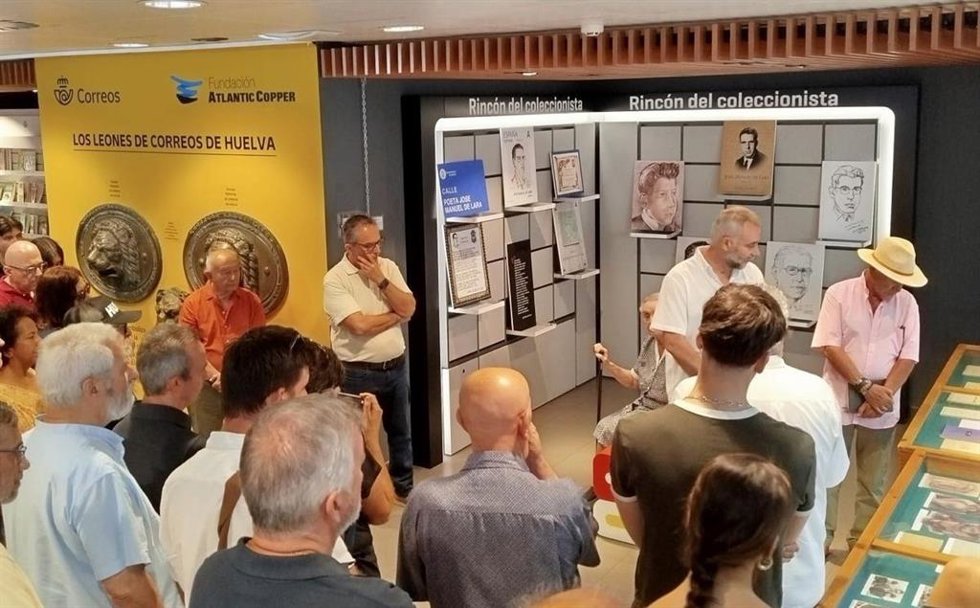 La oficina principal de Correos de Huelva acoge una exposición dedicada al poeta José Manuel de Lara.