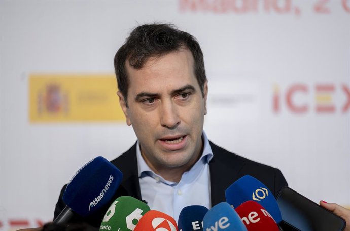 O primeiro vice-presidente e ministro da Economia, Comércio e Empresas, Carlos Cuerpo, atende à imprensa ao chegar à terceira edição do Fórum ICEX, no La Nave, em 2 de julho de 2026, em Madri (Espanha). Este evento, coorganizado pelo Ministério da