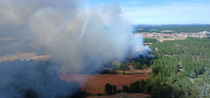 Situación del incendio de Tardelcuende en la tarde del 1 de julio de 2026.