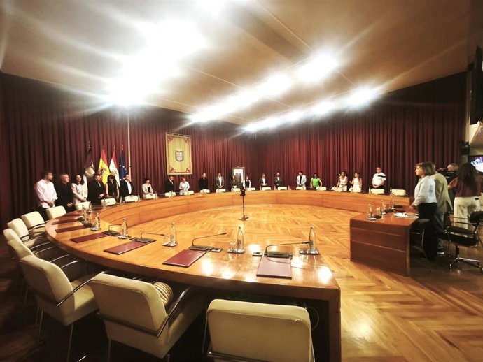 El Ayuntamiento de Logroño guarda un minuto de silencio en memoria del excalde Julio Revuelta
