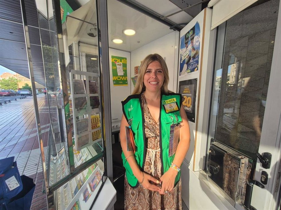 La vendedora de la ONCE Nuria Ferrer, en su quiosco de la calle Rico Cejudo