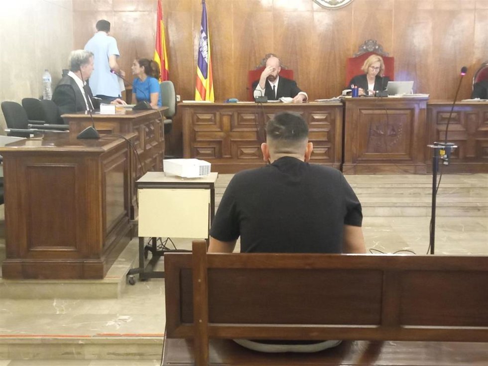 Condenado por agredir sexualmente y amenazar a una mujer en un aparcamiento cuando la acompañaba a su casa en Palma.