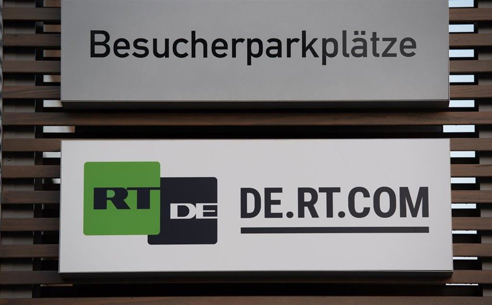Archivo - El logotipo del canal internacional ruso RT DE cuelga en el exterior de un edificio de oficinas en el distrito berlinés de Adlershof