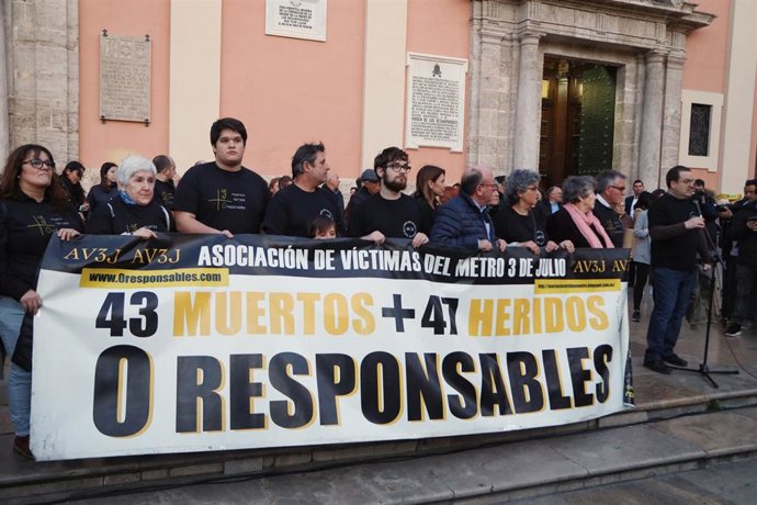 Archivo - Varias personas sostienen una pancarta en la que se lee '43 muertos + 47 heridos, 0 responsables', durante una concentración de la Asociación de Víctimas del Metro 3 de Julio de 2006 en la Plaza de la Virgen