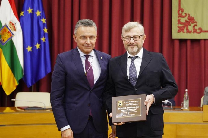 Archivo - El alcalde de Logroño, Conrado Escobar (i), entrega la Medalla de Oro al ex alcalde de Logroño, Julio Revuelta (d), en el salón de plenos del Ayuntamiento de Logroño, a 20 de diciembre de 2024, en Logroño, La Rioja (España). 