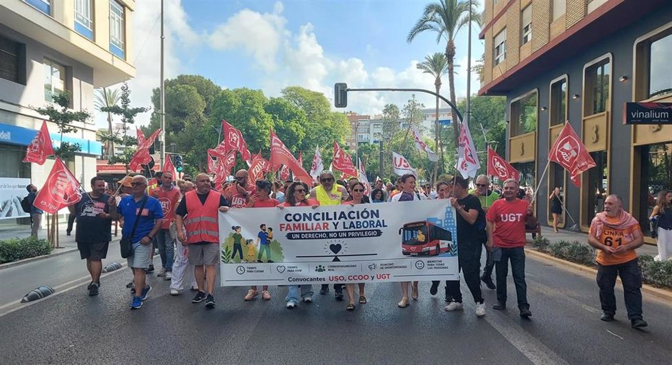 Trabajadores del transporte público durante la manifestación por el centro de Murcia