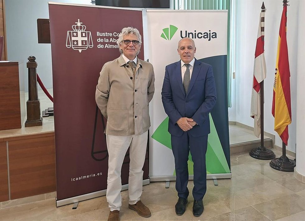El director territorial de Andalucía Oriental de Unicaja, Juan Cayuela Pérez, y el decano del Colegio de la Abogacía de Almería, Juan Luis Aynat Bañón, firman un nuevo acuerdo de colaboración.