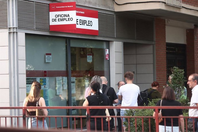 Varias personas hacen cola en una Oficina de Empleo, a 2 de junio de 2026, en Madrid (España). El paro registrado en las oficinas de los servicios públicos de empleo bajó en 36.323 personas en mayo en relación con el mes anterior (-1,5%) debido, sobre tod