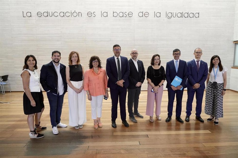 Foto de familia de la presentación del informe.
