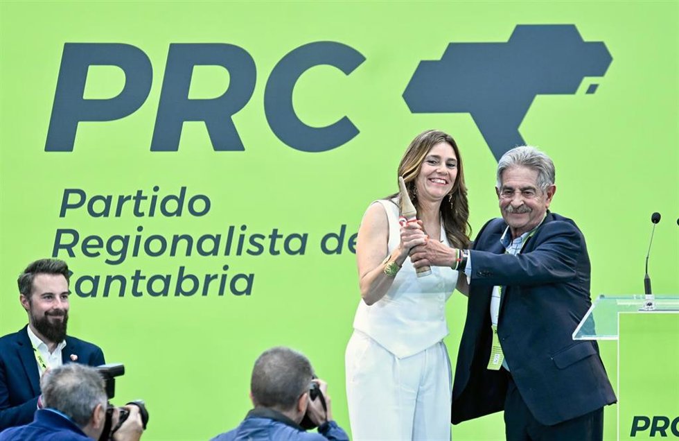 Archivo -  Paula Fernández, y Miguel Ángel Revilla
