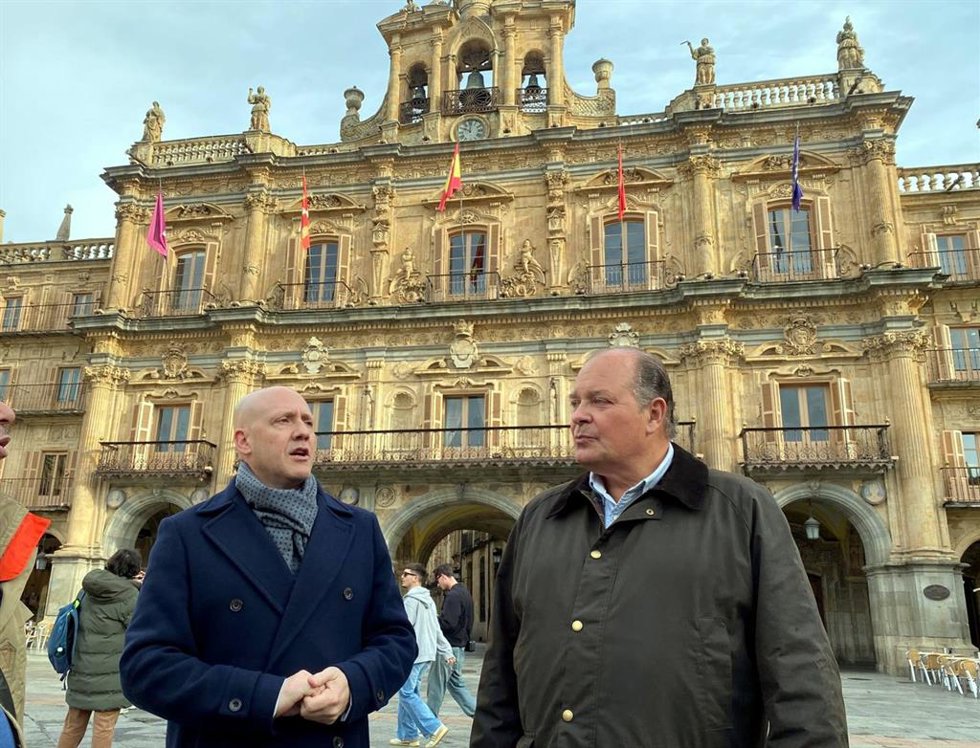 Archivo - El portavoz municipal de Vox, Ignacio Rivas (dcha), junto a Carlos Menéndez.