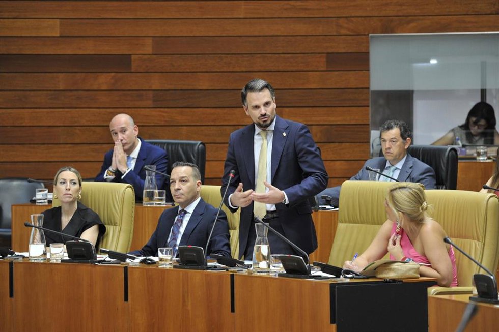El vicepresidente y consejero de Presidencia, Abel Bautista, en el pleno de la Asamblea junto a la presidenta de la Junta, María Guardiola, el vicepresidente Óscar Fernández, y la portavoz del Ejecutivo autonómico, Elena Manzano