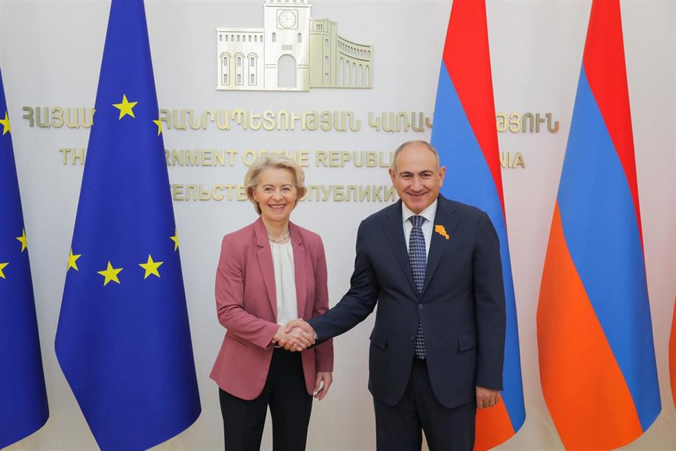 La presidenta de la Comisión Europea, Ursula von der Leyen, junto al primer ministro de Armenia, Nikol Pashinián, en Ereván (Armenia).