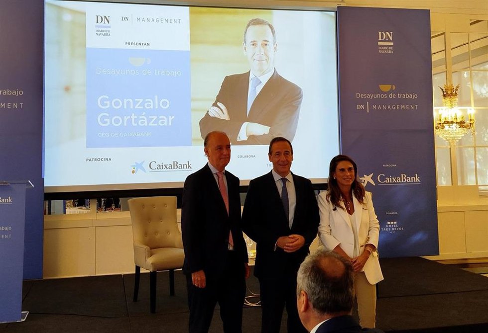 Imagen del desayuno de trabajo con el CEO de CaixaBank, Gonzalo Cortázar, organizado en Pamplona por Diario de Navarra-DN Management