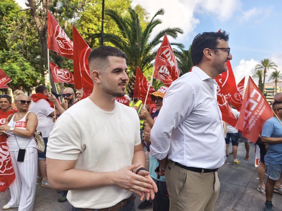 El diputado regional del PSRM-PSOE, Miguel Ortega, y el portavoz del Grupo Municipal Socialista, Ginés Ruiz Maciá, en la manifestación de los trabajadores del transporte público regional
