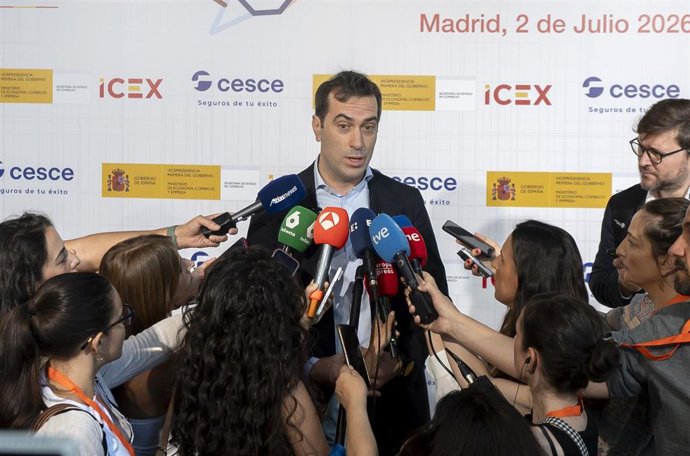 El vicepresidente primero y ministro de Economía, Comercio y Empresa, Carlos Cuerpo, atiende a los medios a su llegada a la tercera edición del Foro ICEX, en La Nave, a 2 de julio de 2026, en Madrid (España). Este evento, coorganizado por el Ministerio de