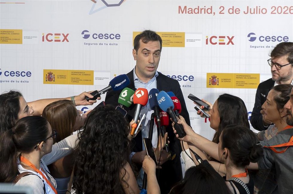 El vicepresidente primero y ministro de Economía, Comercio y Empresa, Carlos Cuerpo, atiende a los medios a su llegada a la tercera edición del Foro ICEX, en La Nave, a 2 de julio de 2026, en Madrid (España). Este evento, coorganizado por el Ministerio de