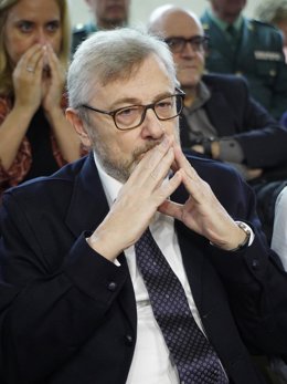 Archivo - El ex alcalde de Logroño, Julio Revuelta, durante el acto en el que han entrega a ex alcaldes Medallas de Oro, en el salón de plenos del Ayuntamiento de Logroño, a 20 de diciembre de 2024, en Logroño, La Rioja (España). 