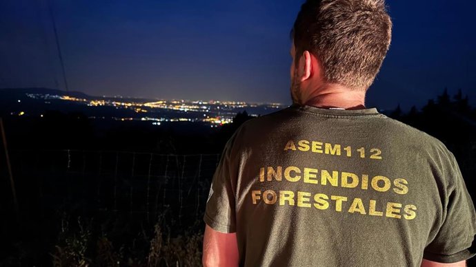 Bombero forestal de la Comundiad de Madrid durante un servicio nocturno